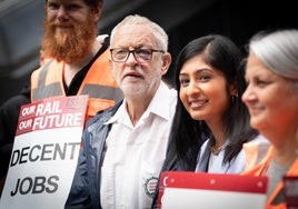 Jeremy Corbyn y Zarah Sultana.