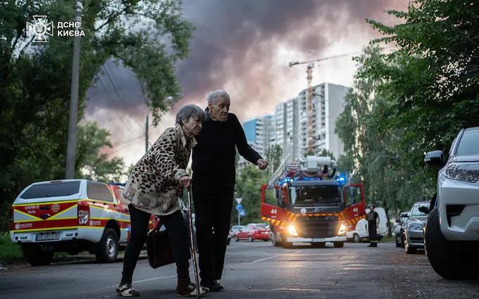 Moscú lanza su mayor ataque sobre Kiev y luego felicita a EEUU por el 4 de julio: «Le deseo cumplir el sueño americano»