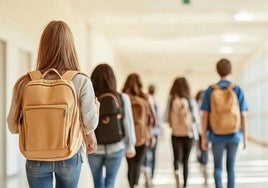 Alumnos en el pasillo de un instituto