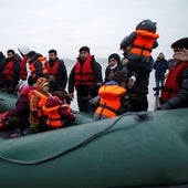Migrantes en un bote en el Canal de la Mancha.