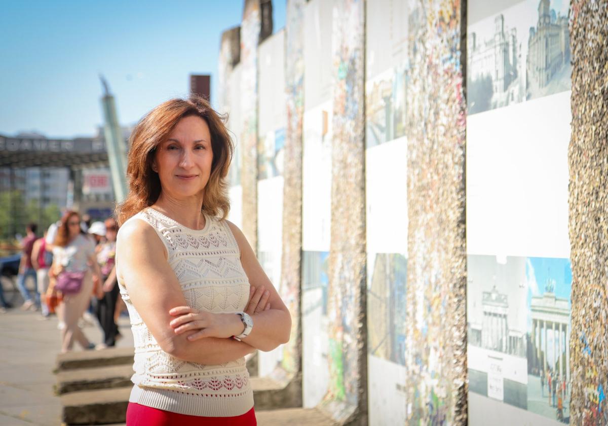 Paloma Sánchez-Garnica, in front of the remnants of the Berlin Wall