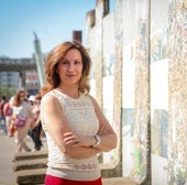 Paloma Sánchez-Garnica, frente al Muro de Berlín
