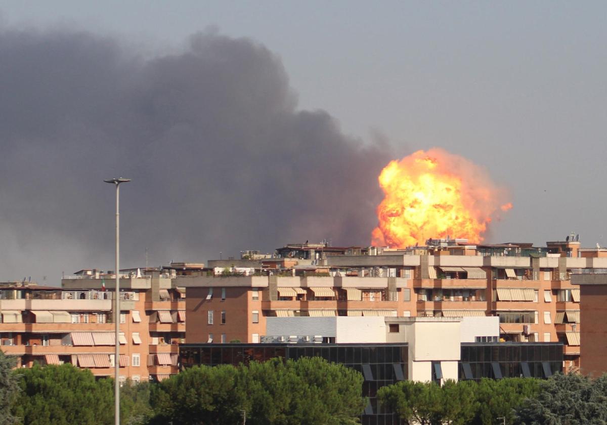 Momento de una de las deflagraciones en Roma.