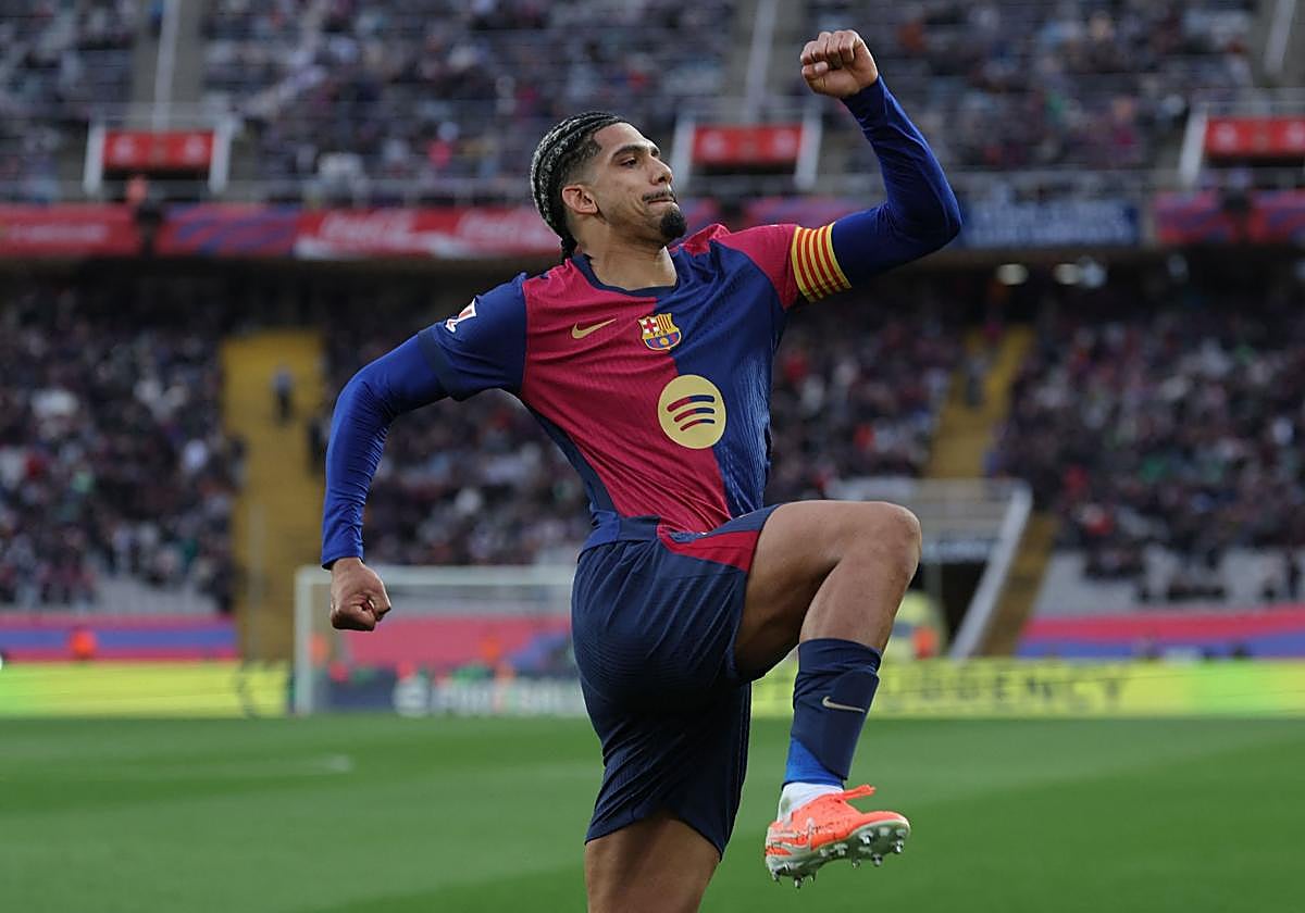 Ronald Araujo, celebrando un gol con el Barça.