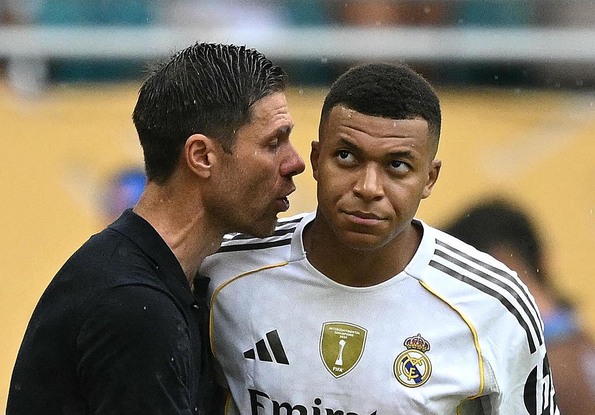 Xabi Alonso habla con Kylian Mbappé durante el partido de octavos que midió al Real Madrid con la Juventus.