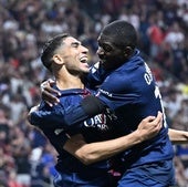 Hakimi y Dembélé celebran el segundo de los goles del PSG ante el Bayern.