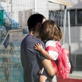 Un padre, tras recoger a su hija del colegio.