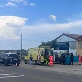 Despliegue de efectivos policiales y sanitarios cerca del lugar del crimwn.
