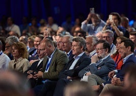 Alberto Núñez Feijóo rodeado de Ana Botella, José María Aznar, Miguel Tellado, Mariano Rajoy y Juanma Moreno, durante la segunda jornada del XXI Congreso Nacional del Partido Popular.