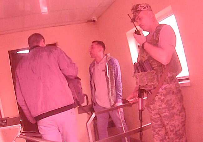 Una cámara de segurida muestra el centro de reclutamiento en el que estuvo retenido Viacheslav Shevchuk.