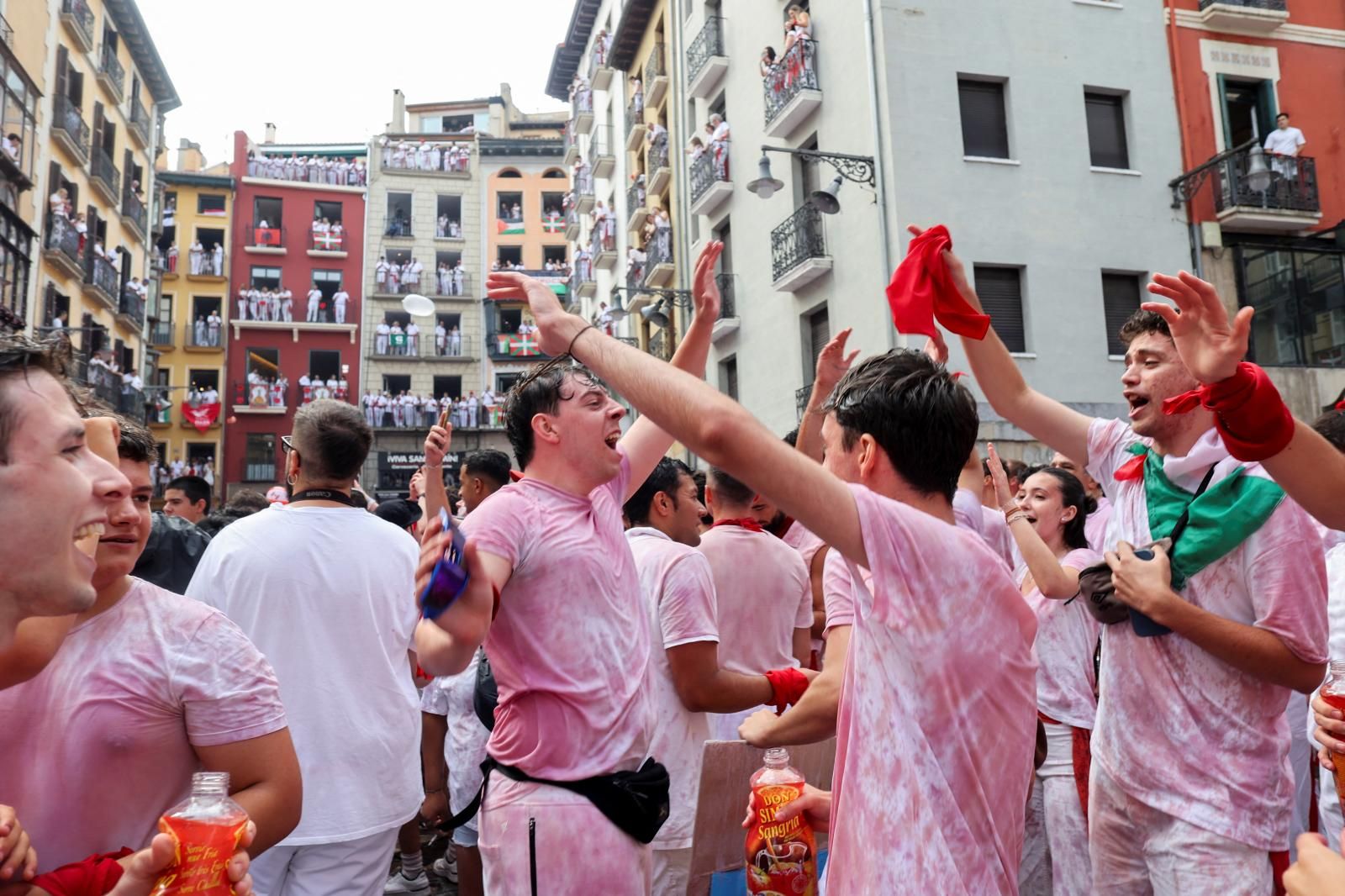 El tiempo ha sido cómplice en este arranque glorioso de San Fermín. Entre los balcones adornados, ondeaban algunas banderas palestinas, símbolo de solidaridad en un momento de máxima visibilidad.