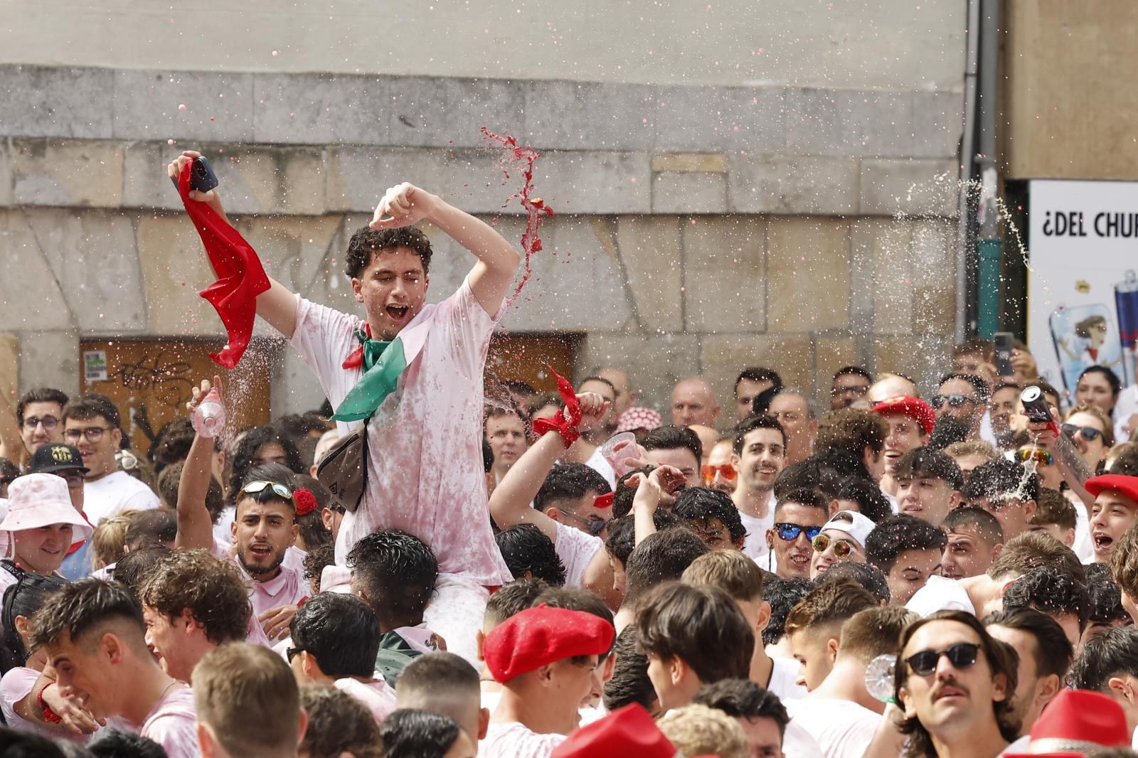 Pamplona enloquece con el chupinazo: arranca San Fermín 2025.