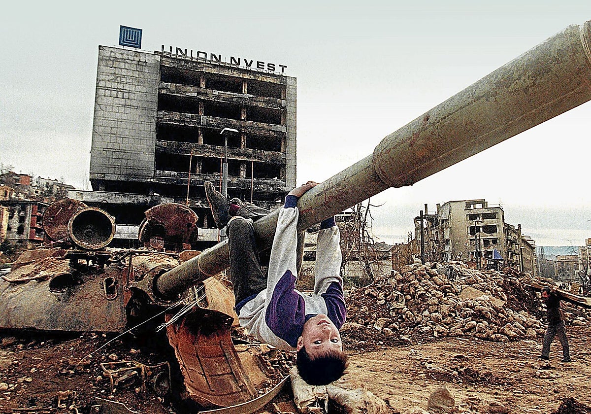 Un niño juega en un tanque abandonado en Sarajevo, en 1996.