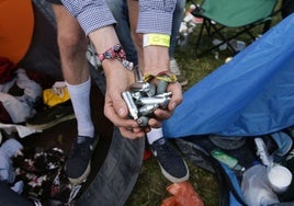 Cápsulas de óxido nitroso o 'gas de la risa' desechados en un festival de música.