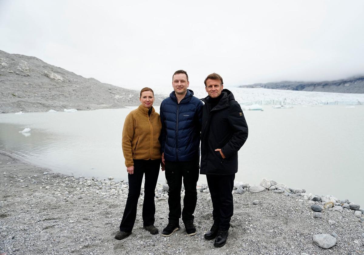 Imagen principal - Mette Frederiksen con el presidente francés, Emmanuel Macron, en una reciente visita a Groenlandia; junto al líder ucraniano, Volodímir Zelenski, y acompañada de Mark Rutte, secretario general de la OTAN.