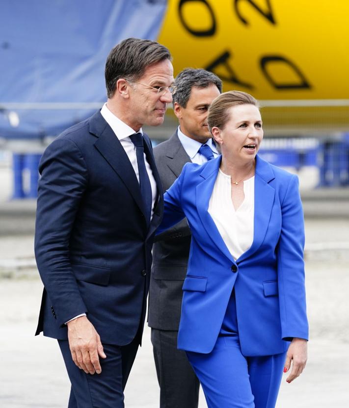 Imagen secundaria 2 - Mette Frederiksen con el presidente francés, Emmanuel Macron, en una reciente visita a Groenlandia; junto al líder ucraniano, Volodímir Zelenski, y acompañada de Mark Rutte, secretario general de la OTAN.