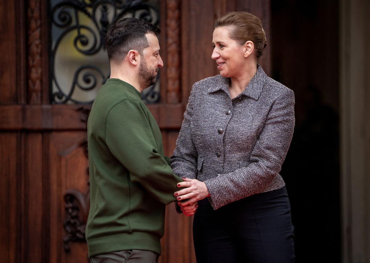 Imagen secundaria 1 - Mette Frederiksen con el presidente francés, Emmanuel Macron, en una reciente visita a Groenlandia; junto al líder ucraniano, Volodímir Zelenski, y acompañada de Mark Rutte, secretario general de la OTAN.