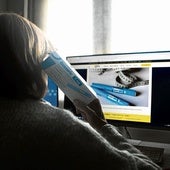 Una persona con obesidad busca información sobre medicamentos en internet.