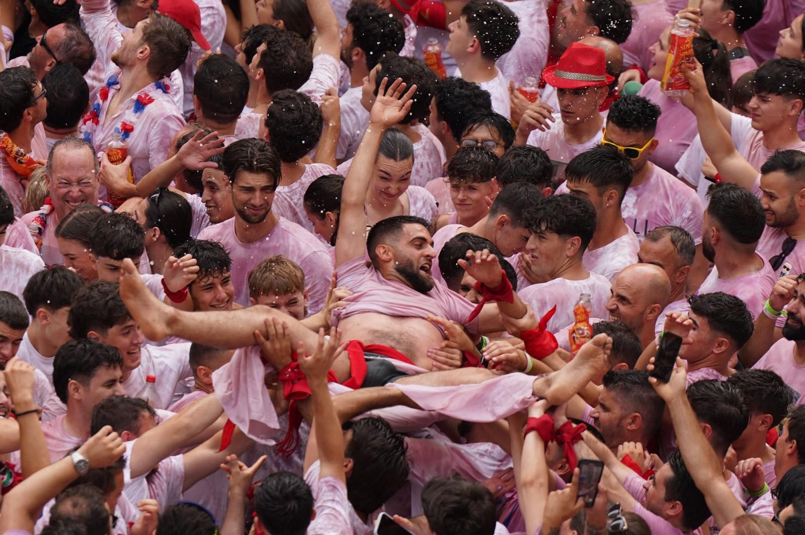 Desde primera hora, la plaza se había ido llenando. El blanco y rojo se había instalado en cada rincón de la ciudad. Los mozos que se han anudado a mediodía el pañuelico rojo ya no se lo quitarán hasta la medianoche del 14 de julio.