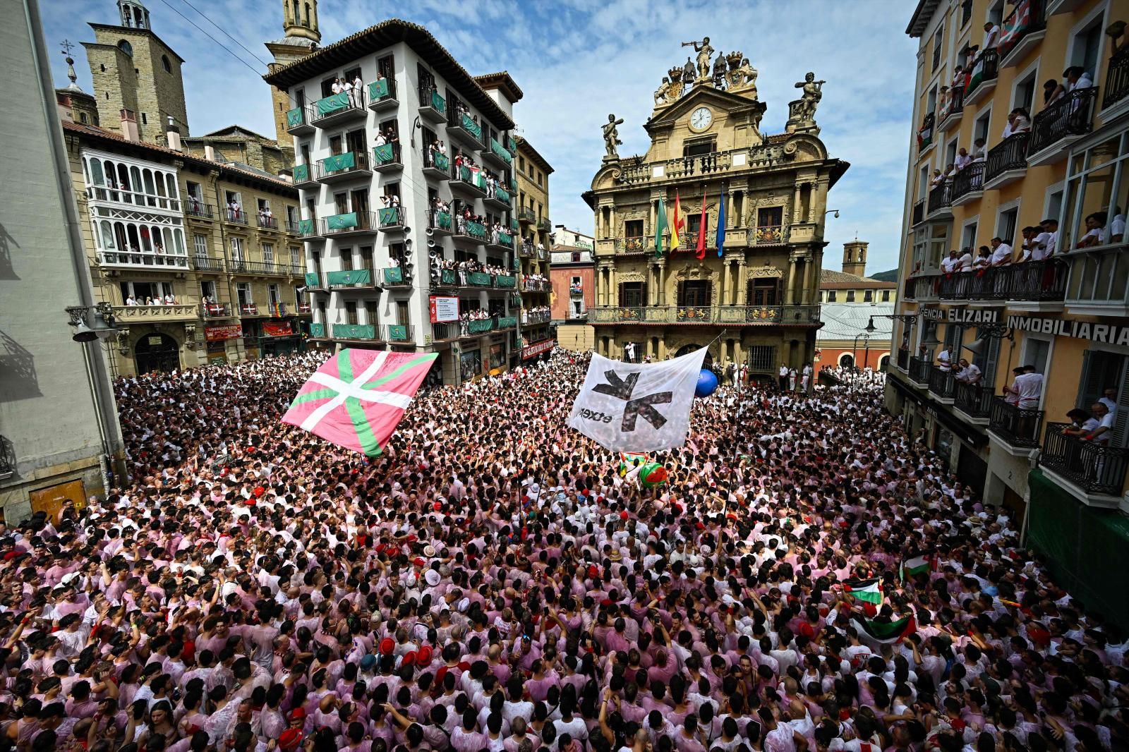 Este lunes, en el día grande, a las ocho de la mañana se celebrará el primero de los ocho encierros de los Sanfermines. Seis imponentes toros de Fuente Ymbro, hierro gaditano de encaste Domecq, recorrerán los 848,6 metros que separan los corrales de Santo Domingo de la plaza de toros de Pamplona.