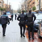 Varios coches de la Policía en una intervención en Getafe (Madrid).