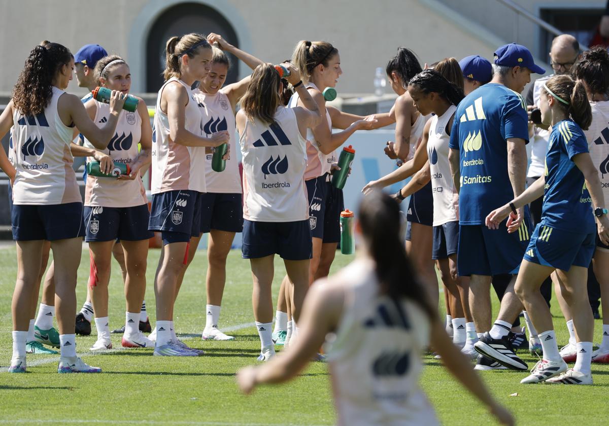 Las jugadoras de la selección española, durante un entrenamiento en Lausana.