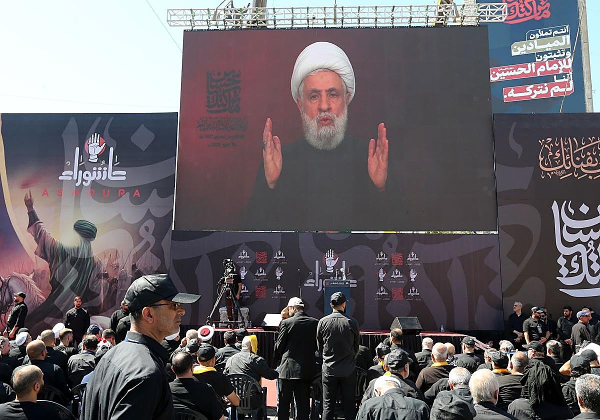 Naim Qasem ofrece un discurso por el Día del Ashura.