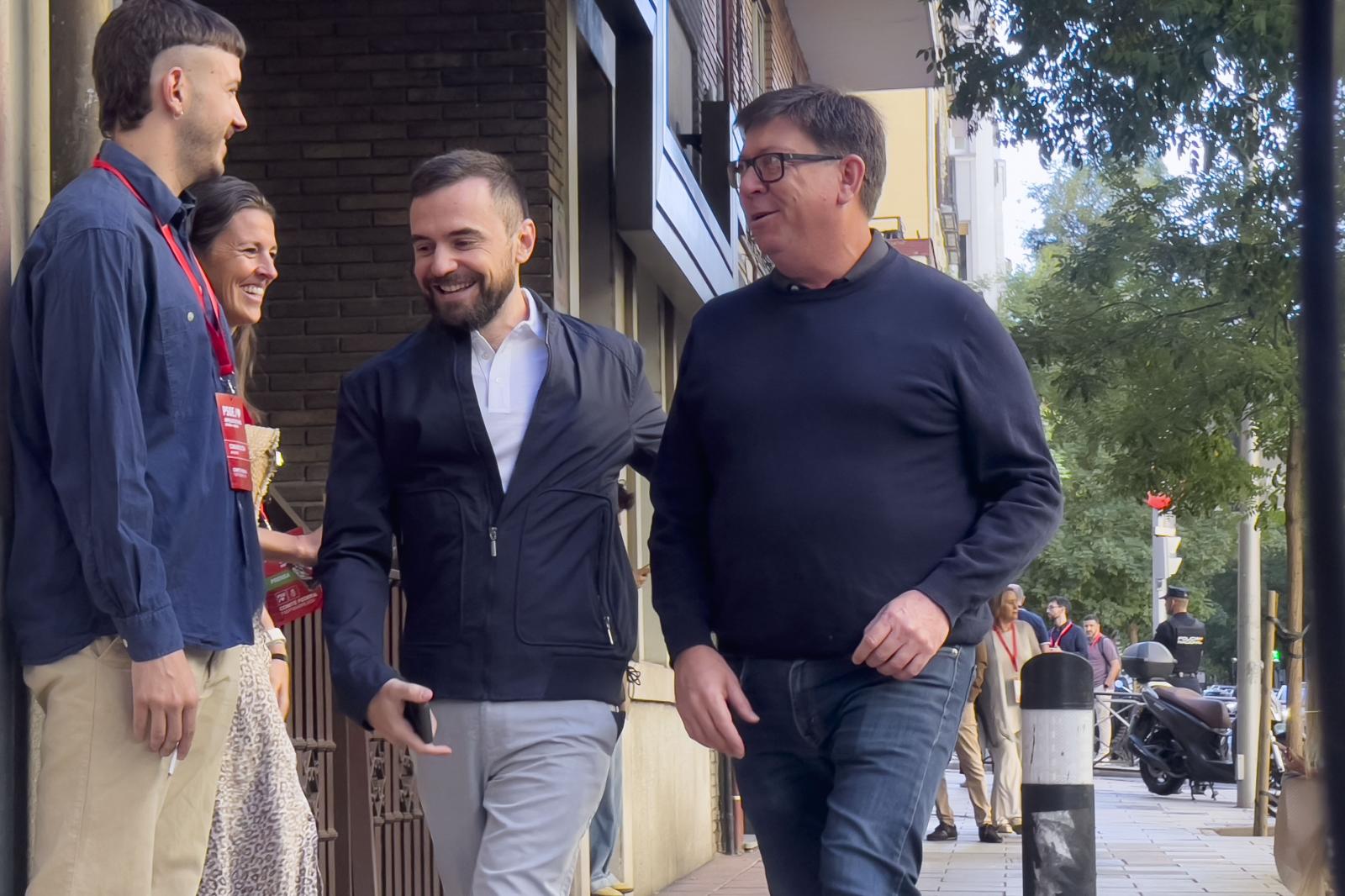 Fotografía de septiembre de 2024 de Francisco Salazar (d) y Diego Rubio (c), jefe de Gabinete de Pedro Sánchez.