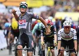 Van der Poel impone su ley y se viste de amarillo