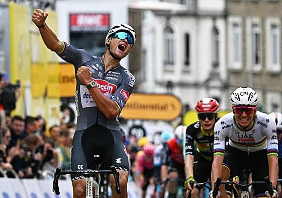 Van der Poel celebra su victoria de etapa, con Pogacar y Vingegaard en segundo término.