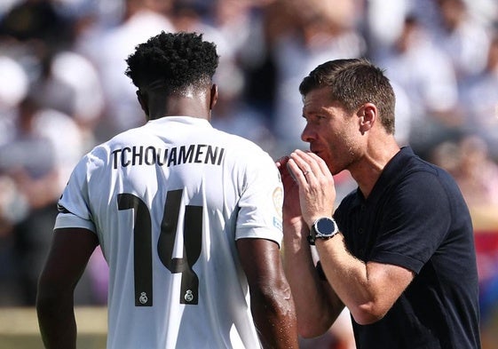Xabi Alonso da instrucciones a Tchouaméni durante el Real Madrid-Borussia Dortmund.