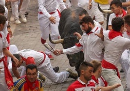 Los mozos son perseguidos por toros de la ganadería gaditana de Fuente Ymbro durante el primer encierro de los Sanfermines 2025.