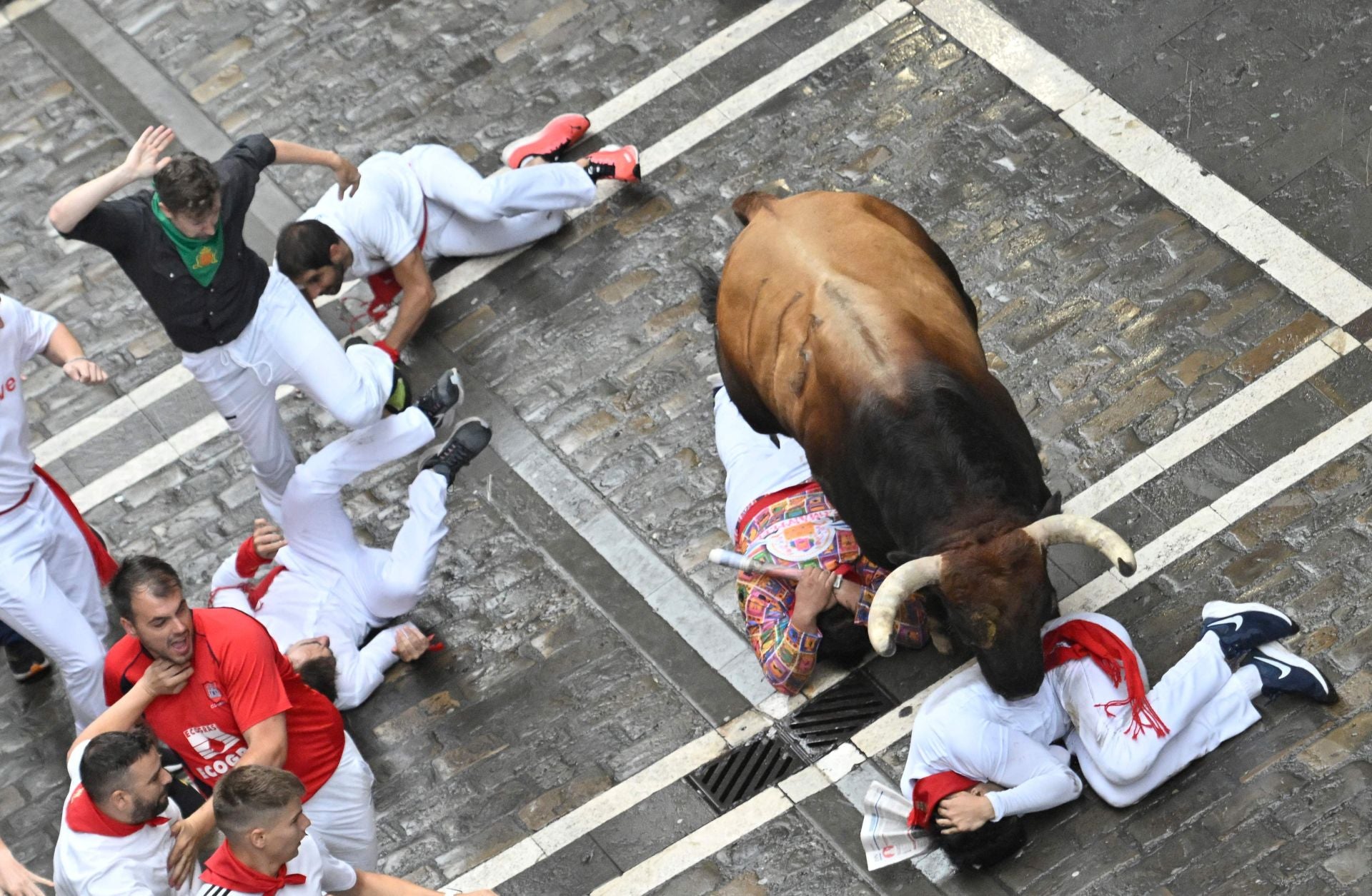 Por momentos, los toros lamían las espaldas a los mozos.