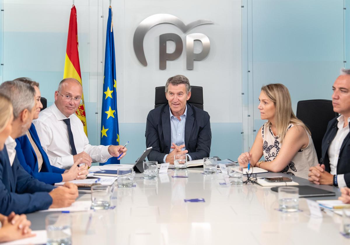 Feijóo preside este lunes la reuniñon de comité de dirección.