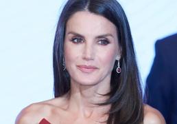 El día que la reina Letizia brilló en los Mariano de Cavia: así fue su vestido rojo que hay ahora en la rebajas de Zara