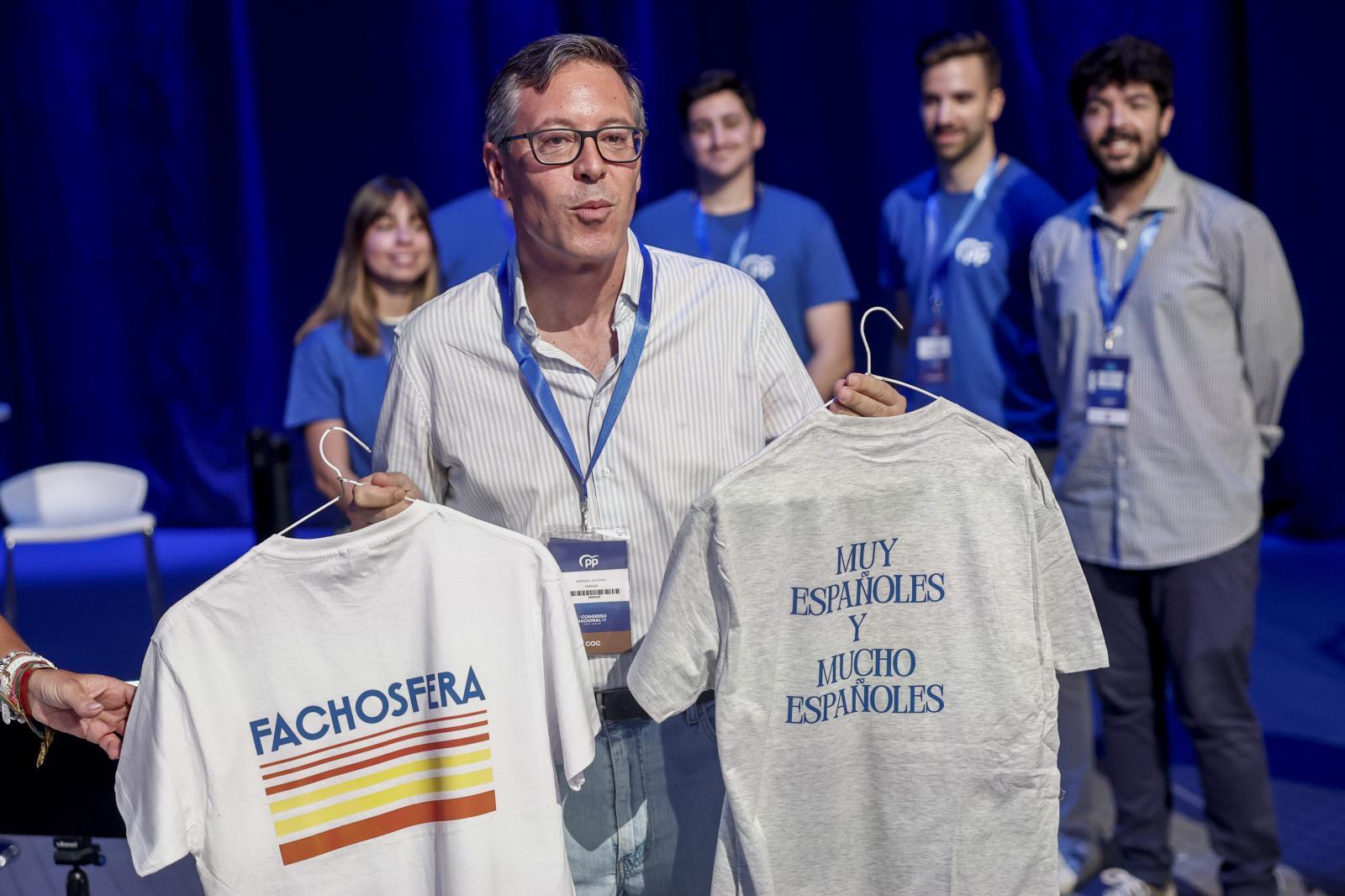 El PP vendió camisetas en su congreso.
