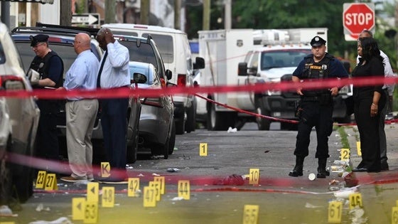 La Policía marcó los lugares en los que cayeron las víctimas y fueron localizados los numerosos casquillos de bala.