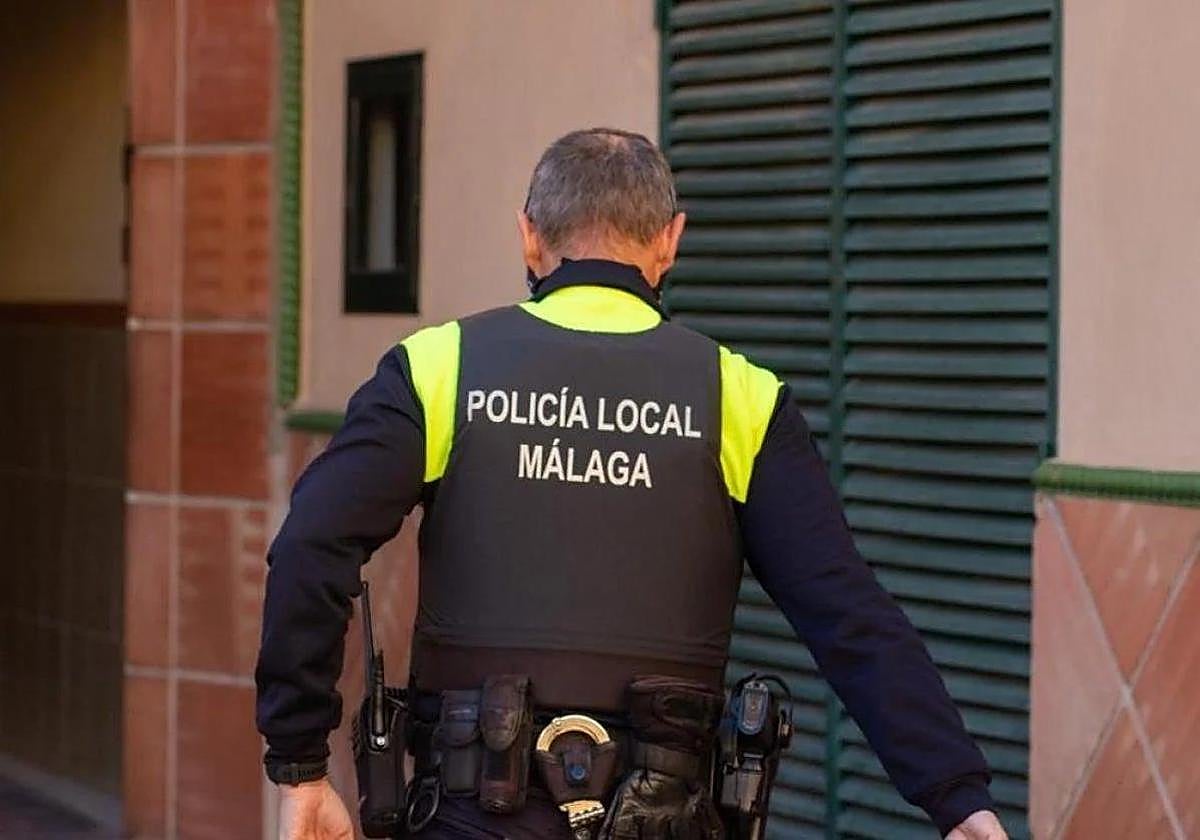 Agente de la Policía Local de Málaga en acción