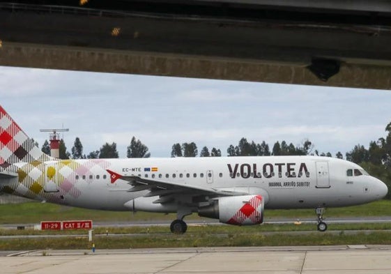 Una aeronave de Volotea en la pista del aeropuerto de Asturias.