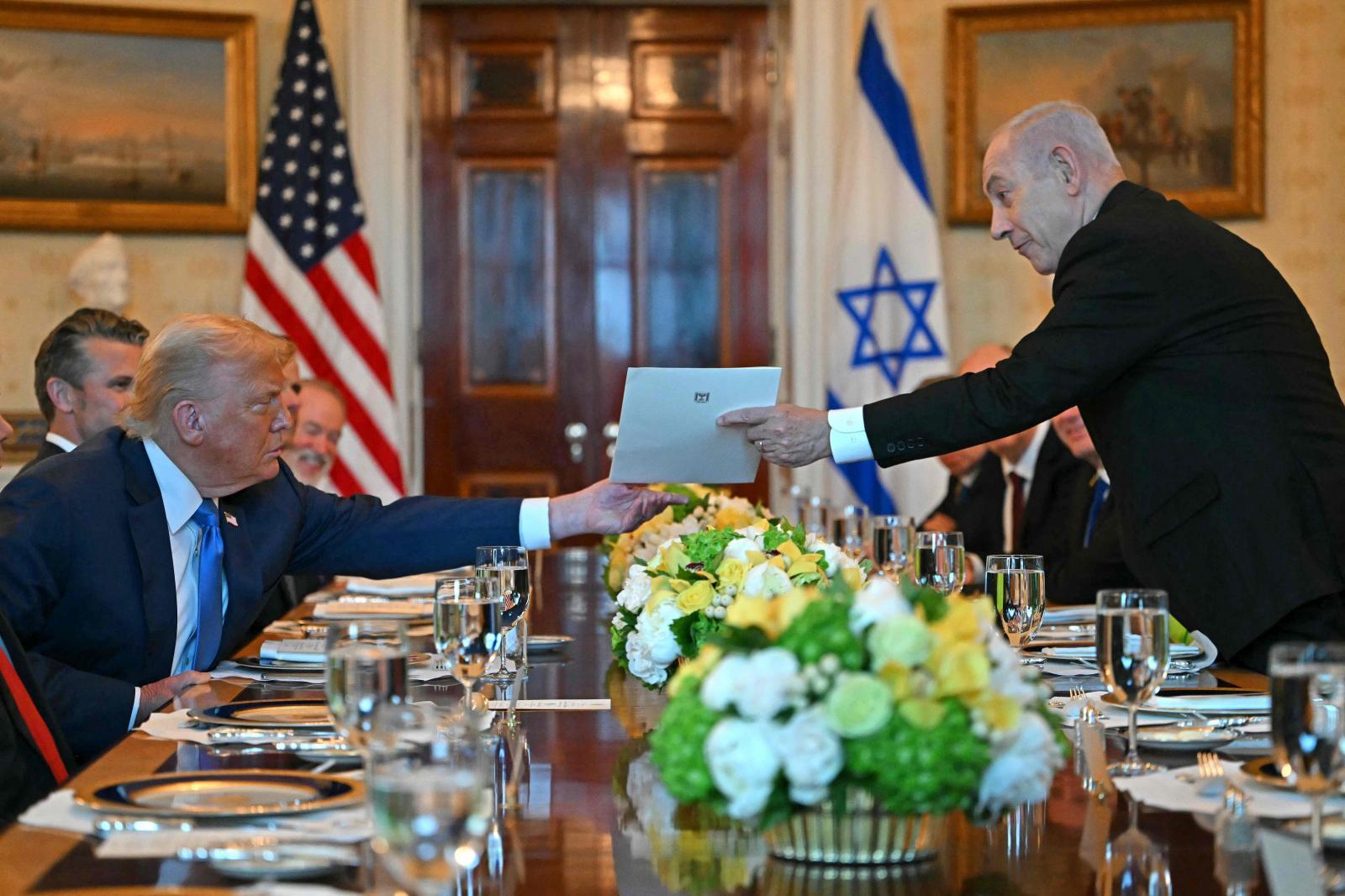 Netanyahu entrega a Trump la carta de nominación al Nobel de la Paz antes de la cena oficial en la Casa Blanca.