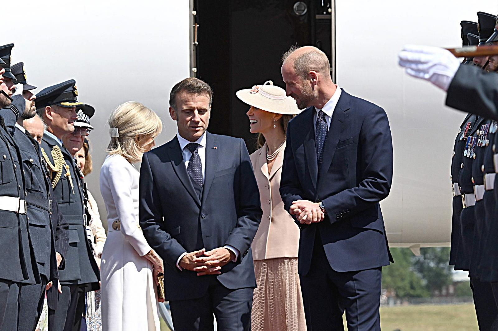 Los príncipes de Gales recibieron a la pareja presidencial francesa en el aeródromo.