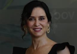 Isabel Díaz Ayuso, espectacular en los Premios Mariano de Cavia: falda made in Spain y pendientes de Vicky Martín Berrocal