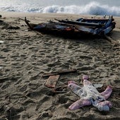 Un trozo del barco y una prenda de ropa del naufragio mortal de migrantes en febrero de 2023 en Cutro, Italia.