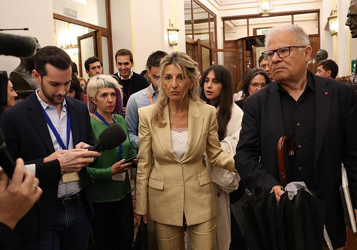 Yolanda Díaz junto a miembros de su grupo parlamentario en el pasillo del Congreso.