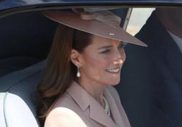 El impecable look de Kate Middleton en su vuelta a las visitas de Estado: americana estructurada, falda de tul y tocado romántico