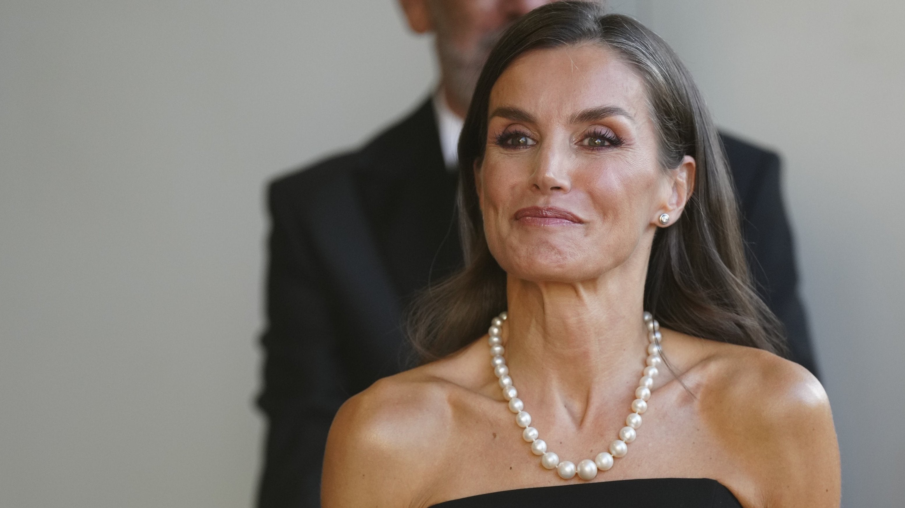 La reina Letizia, guapísima, estrena look en los Premios Mariano de Cavia: un elegante vestido negro y collar de perlas con historia