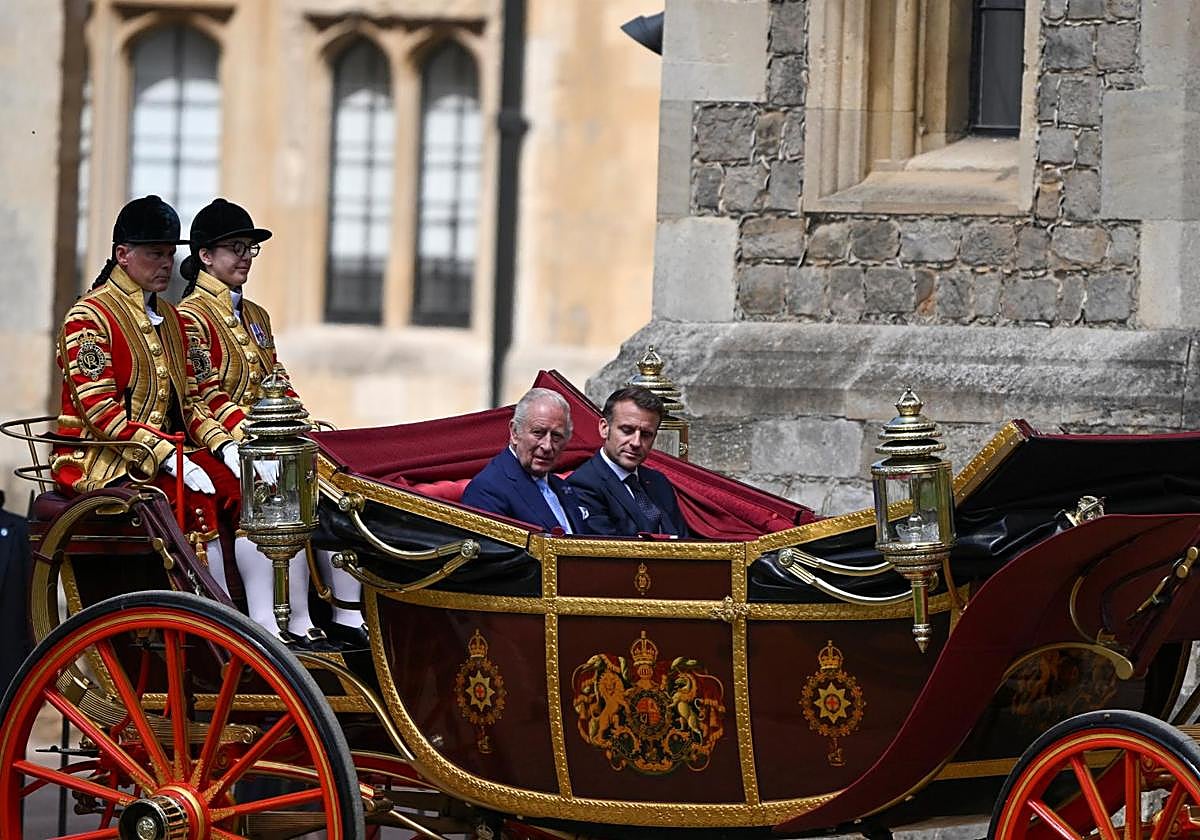 El presidente francés, Emmanuel Macron, y el rey Carlos III viajan en carruaje al castillo de Windsor.