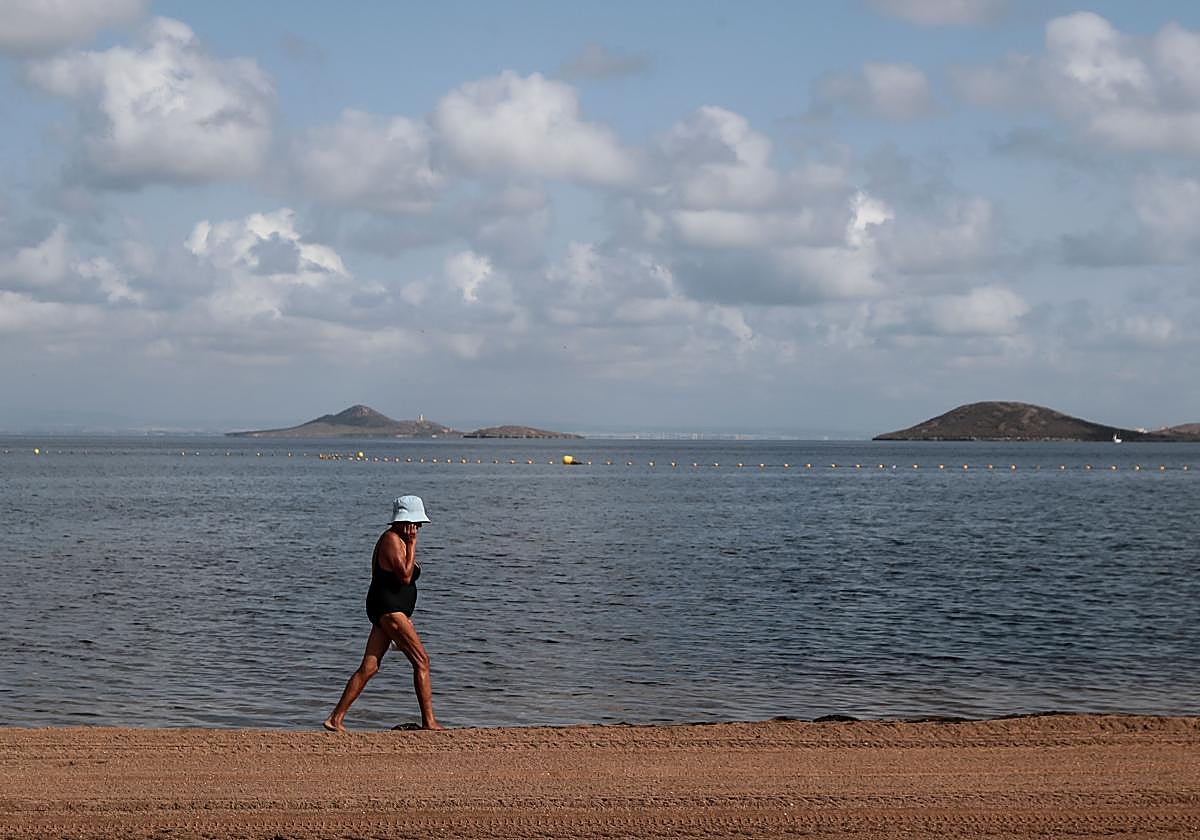 Mujer pasea en la orilla del Mar Menor, Murcia