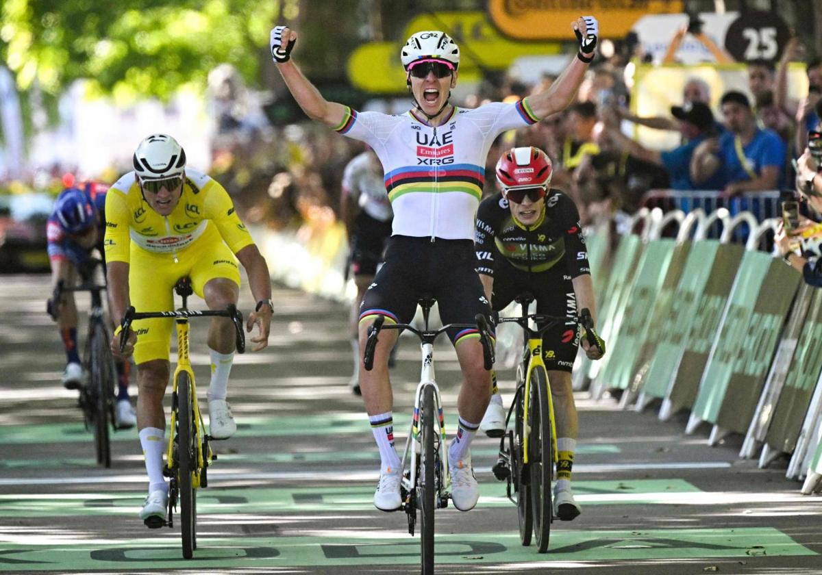 Pogacar celebra su victoria ante Van der Poel y Vingegaard.