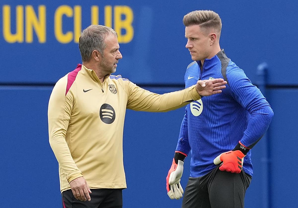 Ter Stegen habla con Hansi Flick durante un entrenamiento.